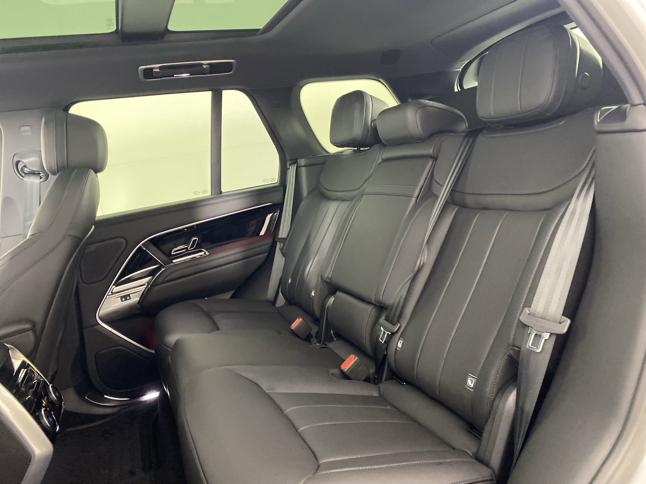 New 2025 Land Rover Range Rover SE image 19