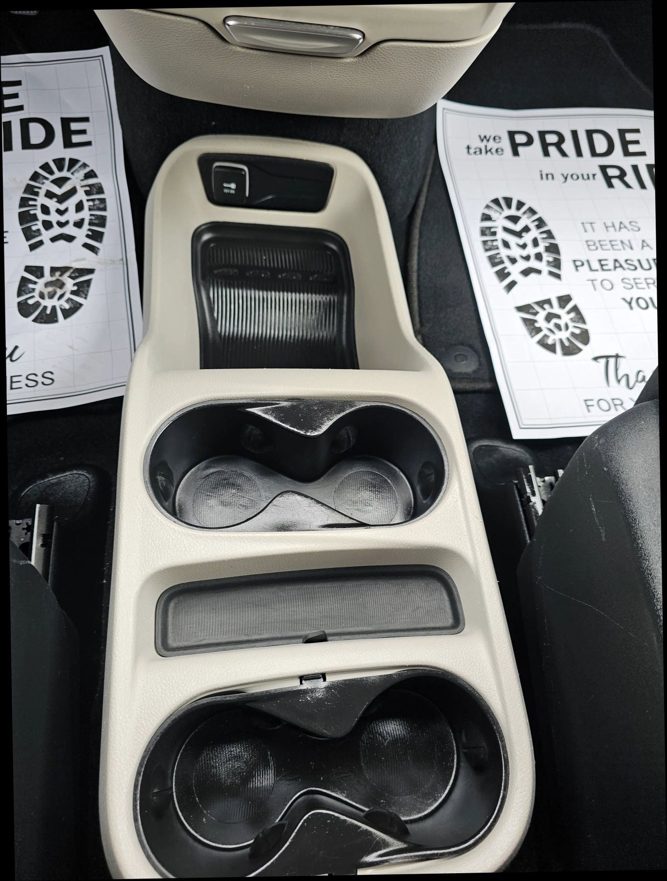 Used 2022 Chrysler Voyager LX FWD image 23