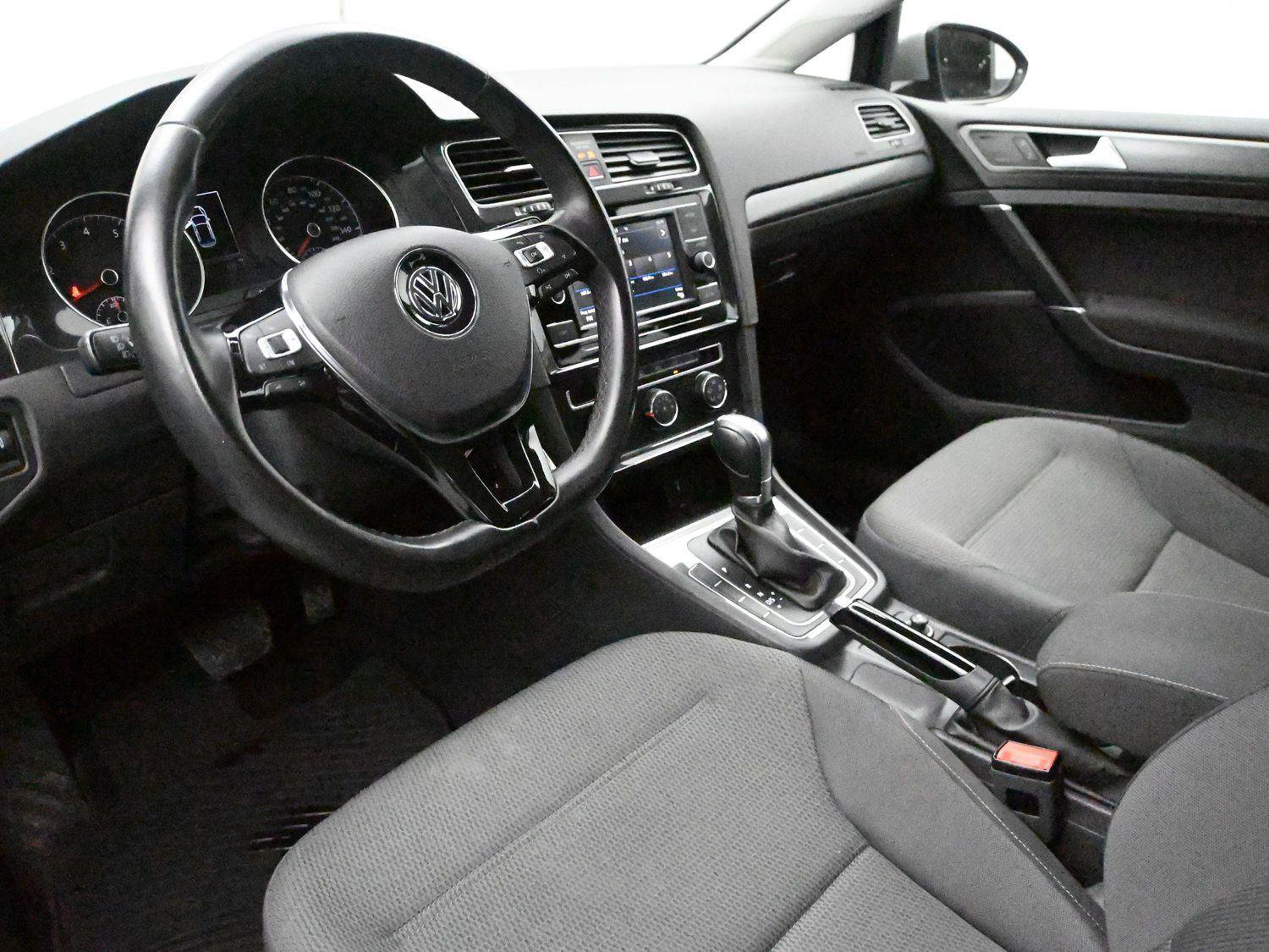 Used 2018 Volkswagen Golf S image 2