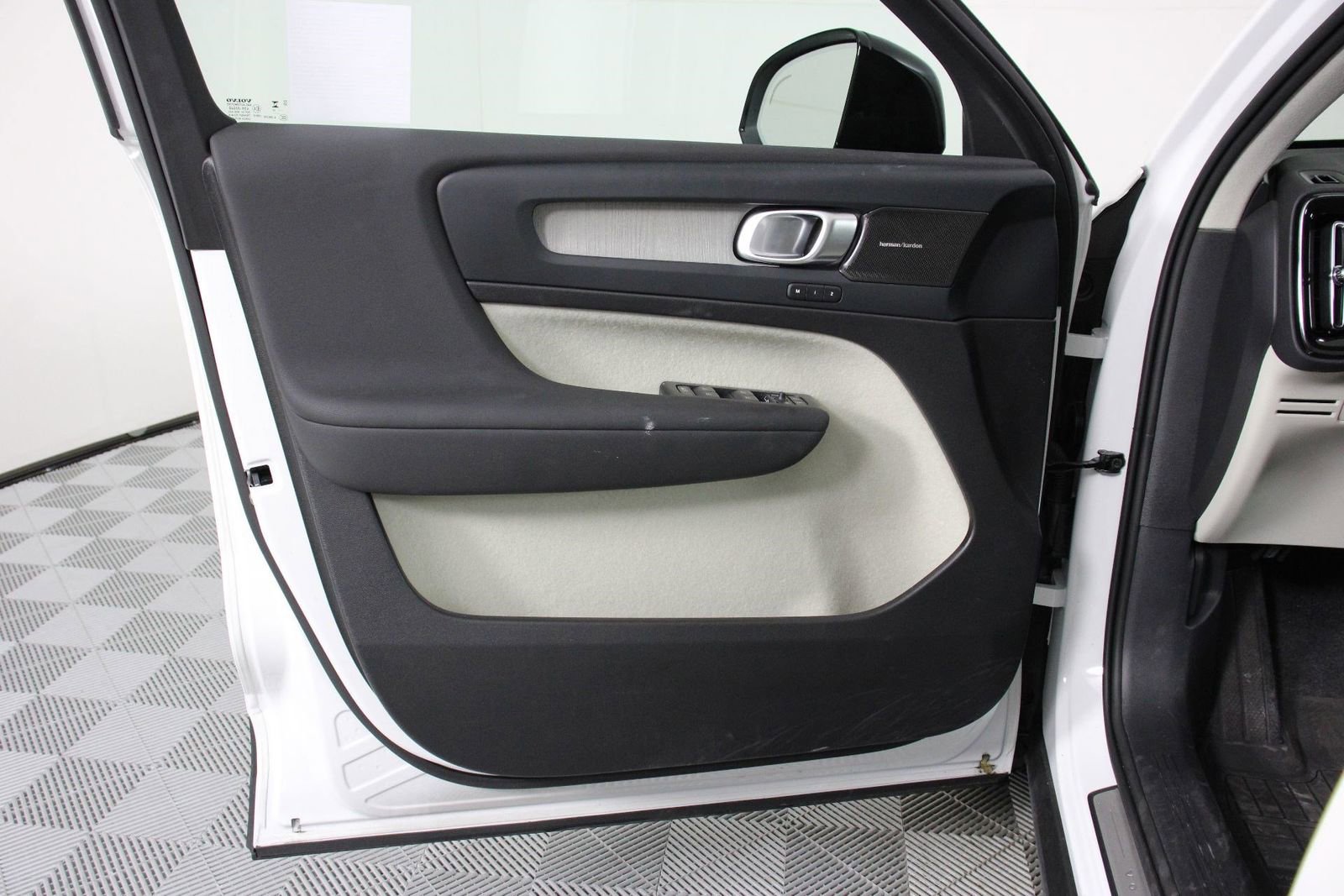 Used 2026 Volvo XC40 B5 Ultra w/ Climate Package image 17