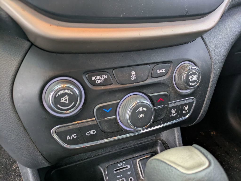 Used 2016 Jeep Cherokee Latitude w/ Cold Weather Group image 34