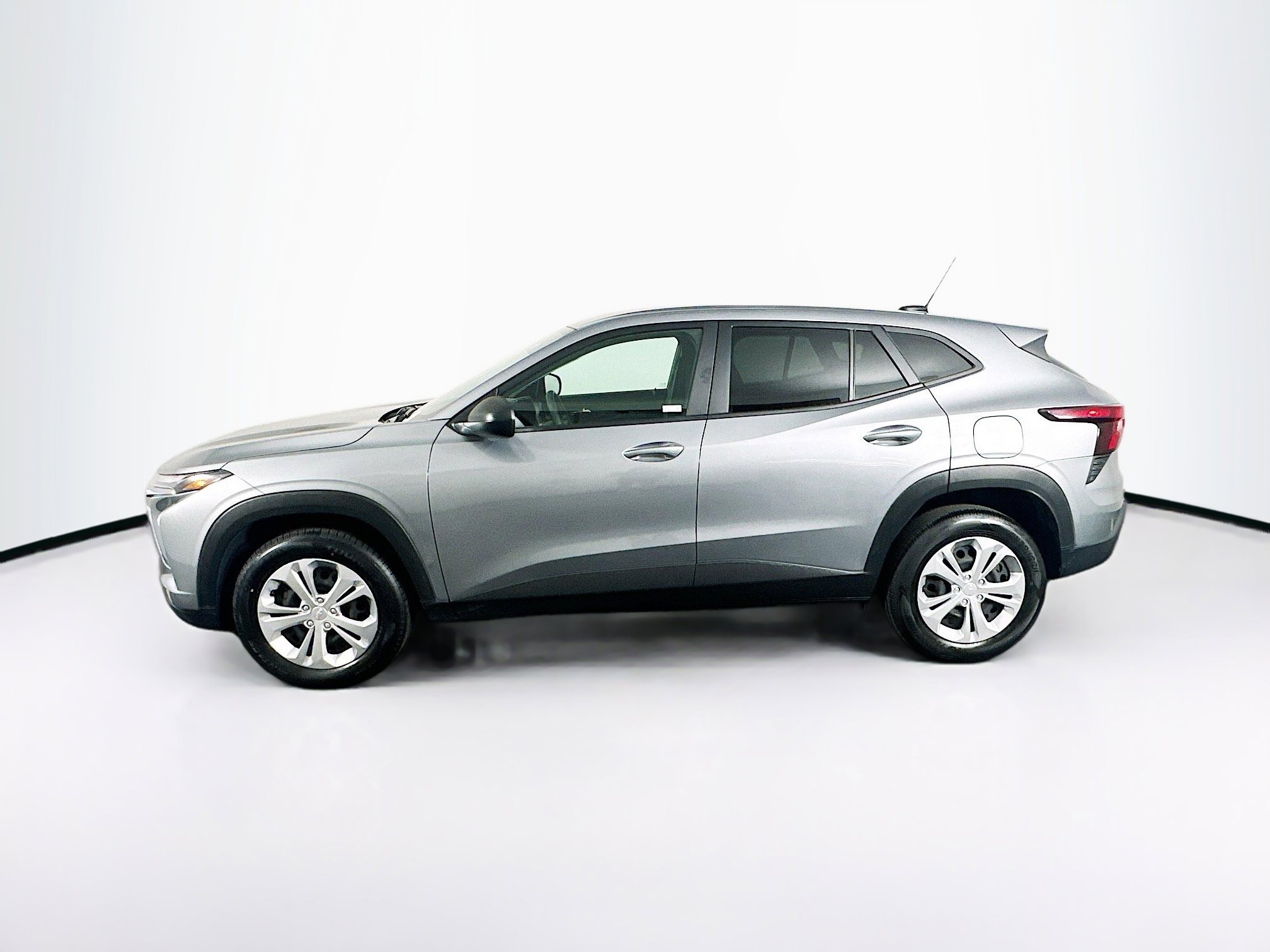 Used 2024 Chevrolet Trax LS w/ Driver Confidence Package FWD image 4