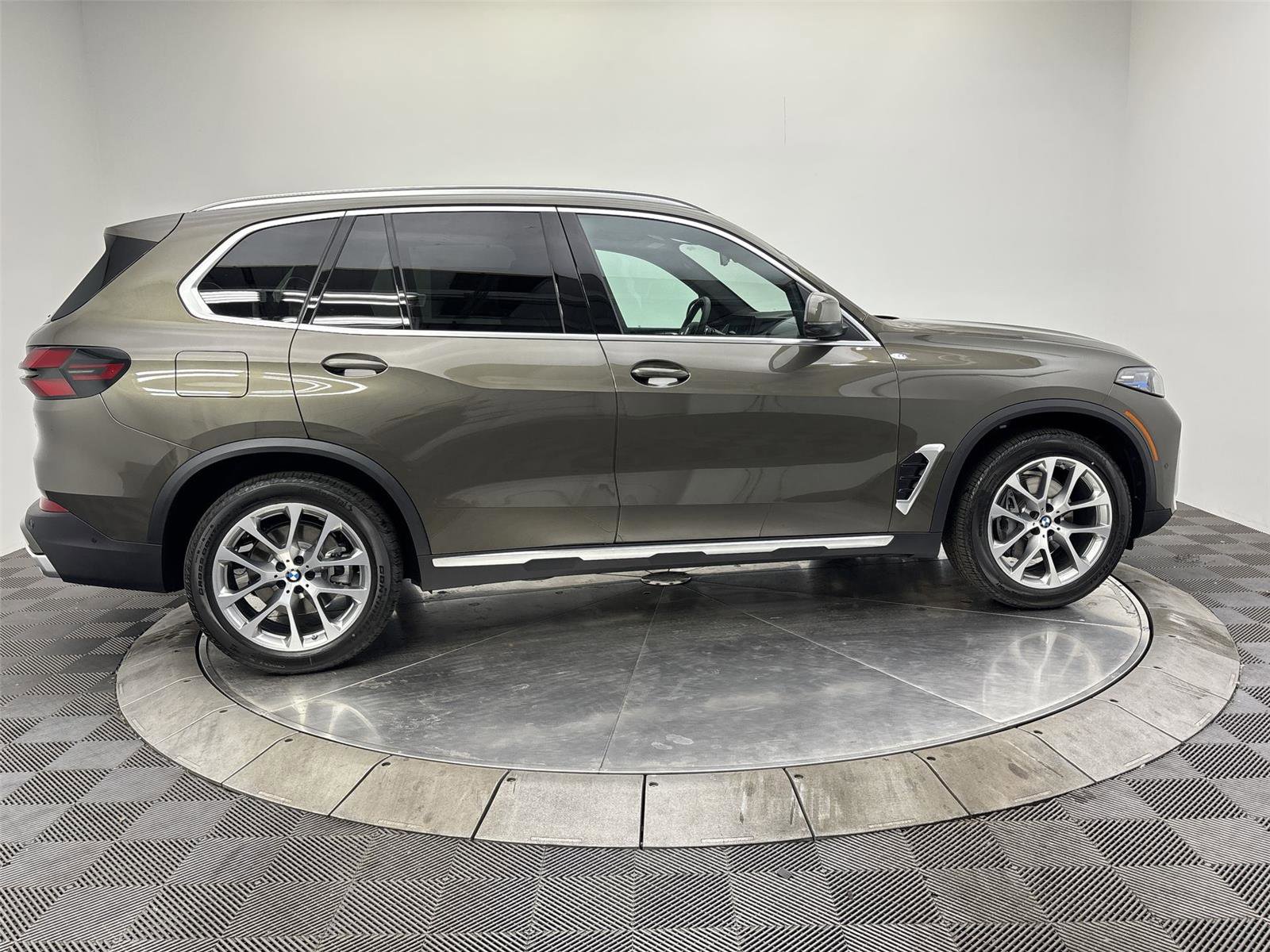 New 2026 BMW X5 xDrive40i w/ Climate Comfort Package image 17
