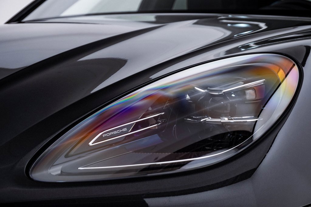 Certified 2025 Porsche Macan image 7