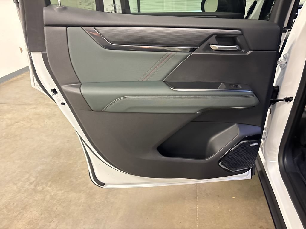 New 2026 GMC Acadia AT4 w/ LPO, Floor Liner Package AWD/4WD image 40