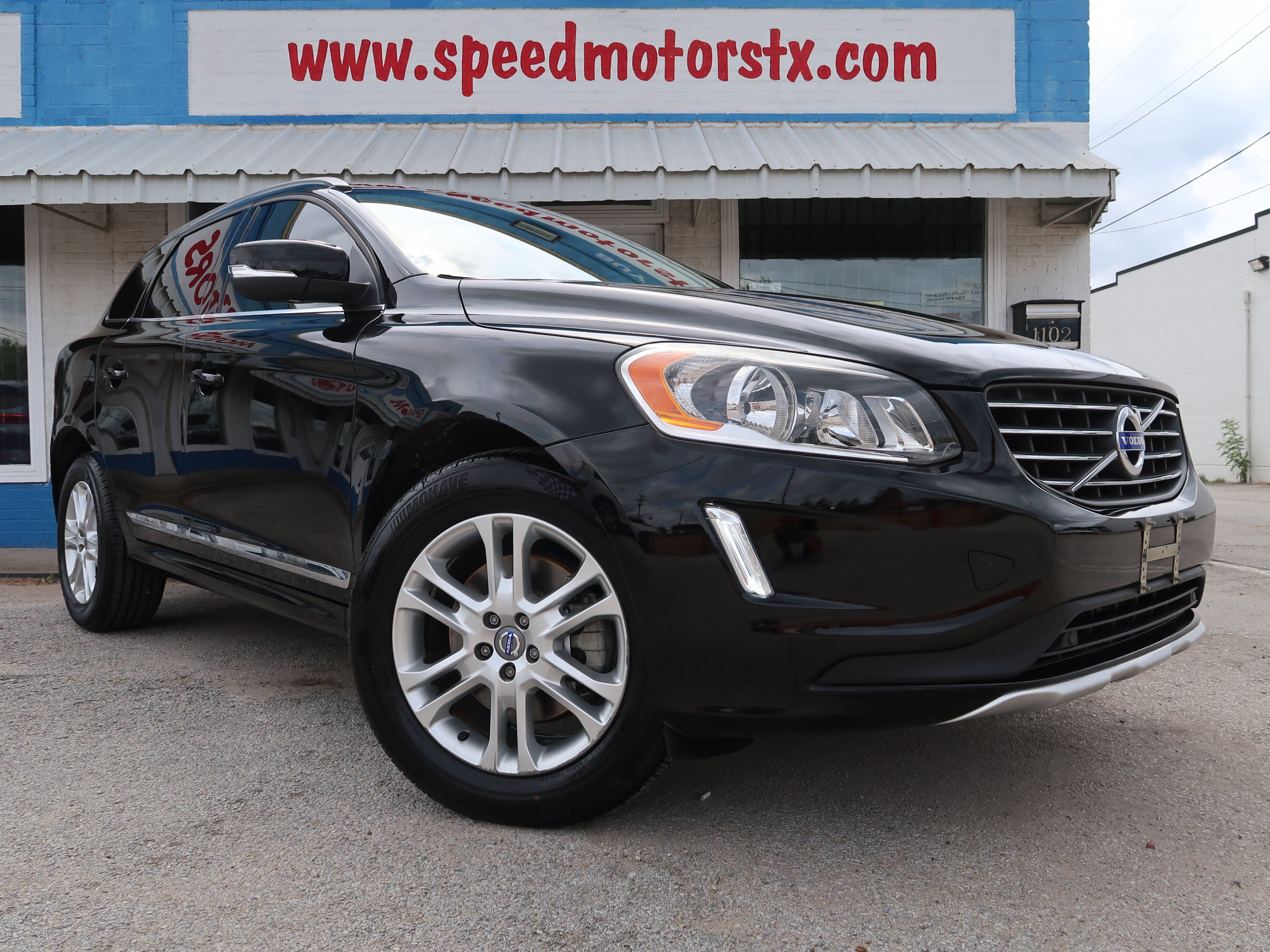 Used 2015 Volvo XC60 T5 Premier w/ Proximity Package FWD image 2