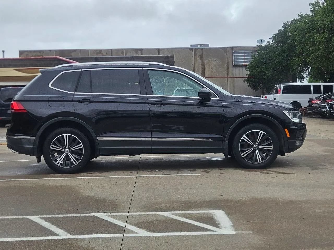 Used 2019 Volkswagen Tiguan SEL FWD image 2