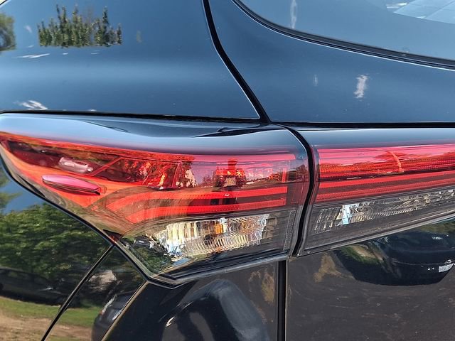 Used 2023 Toyota Highlander XLE AWD/4WD image 10
