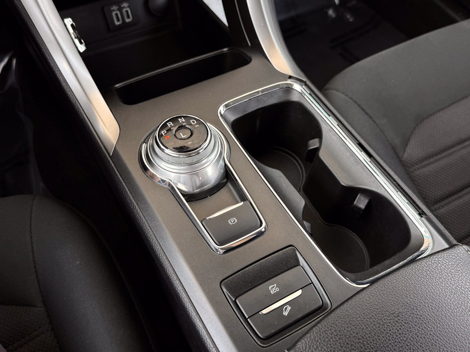 Used 2020 Ford Fusion SE FWD image 32
