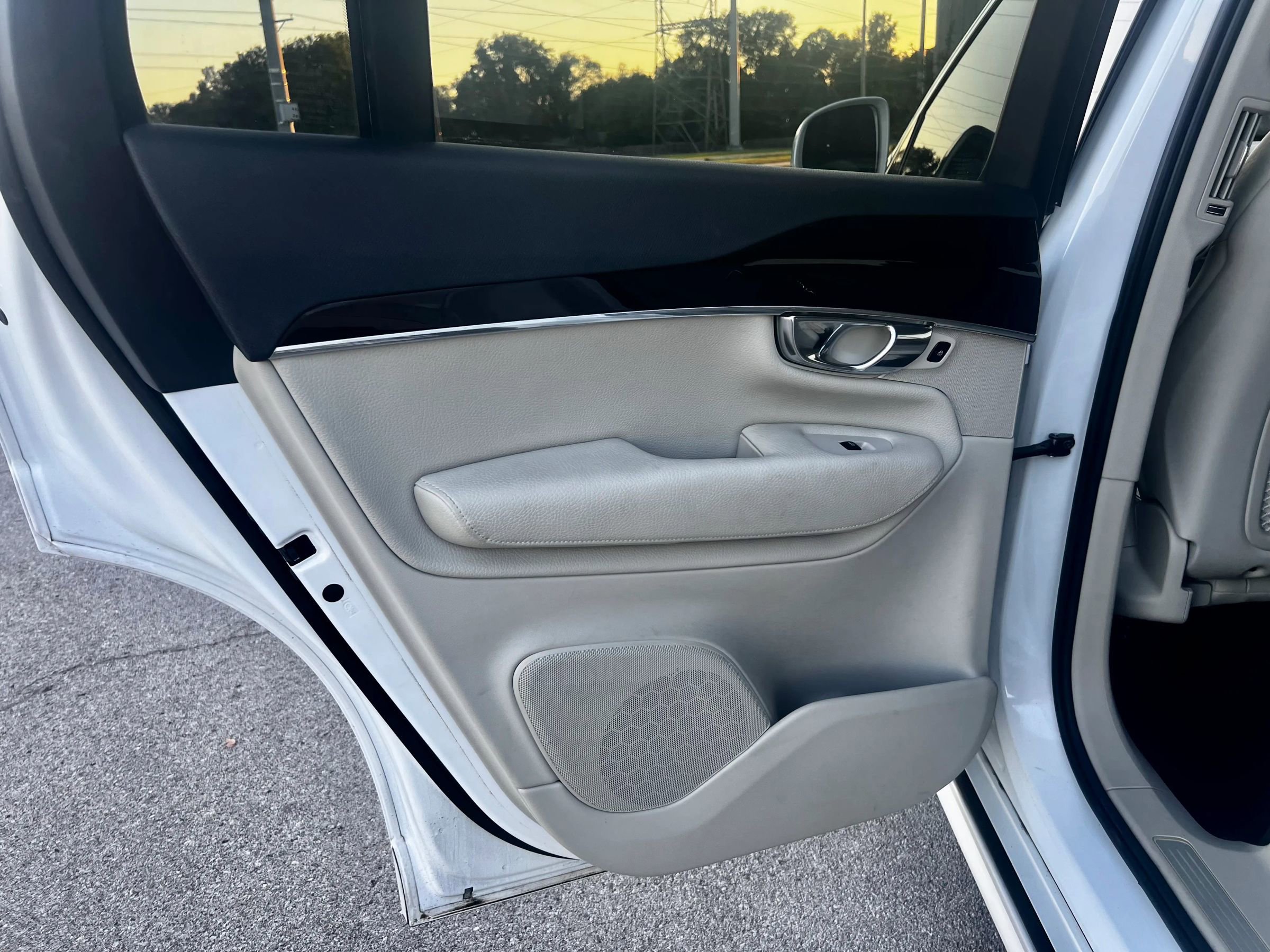 Used 2017 Volvo XC90 T5 Momentum w/ Vision Package image 30