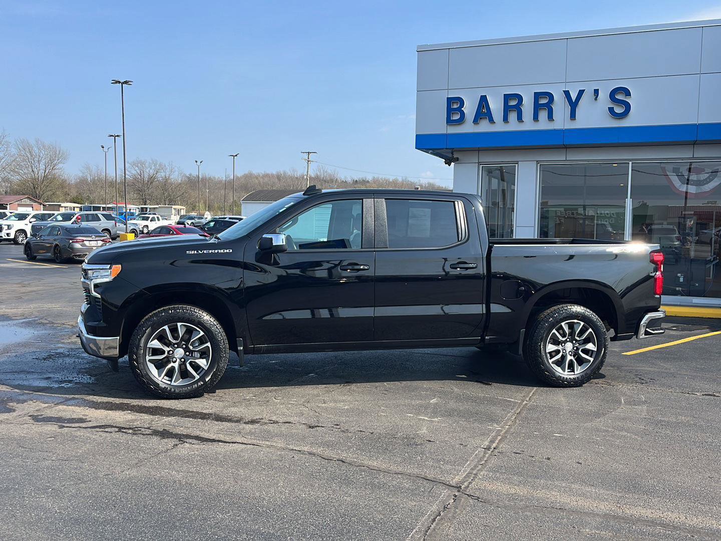 Used 2024 Chevrolet Silverado 1500 LT AWD/4WD image 2