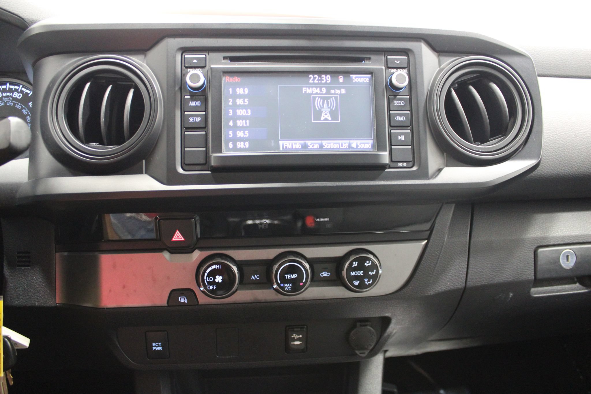 Used 2017 Toyota Tacoma SR RWD image 24