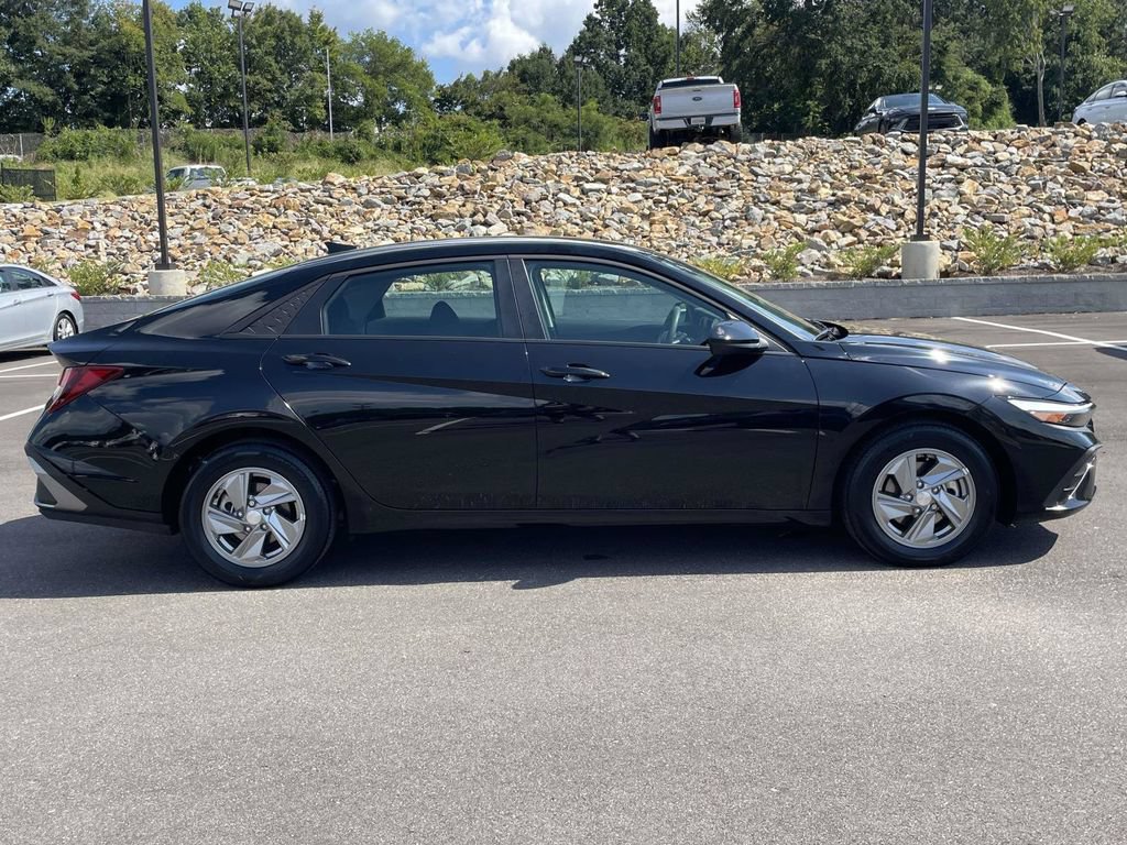 Certified 2025 Hyundai Elantra SE w/ Cargo Package FWD image 2