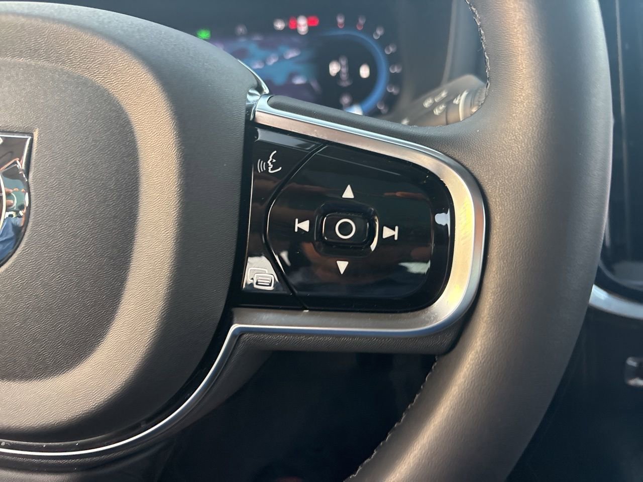 Used 2025 Volvo S60 B5 Plus image 24