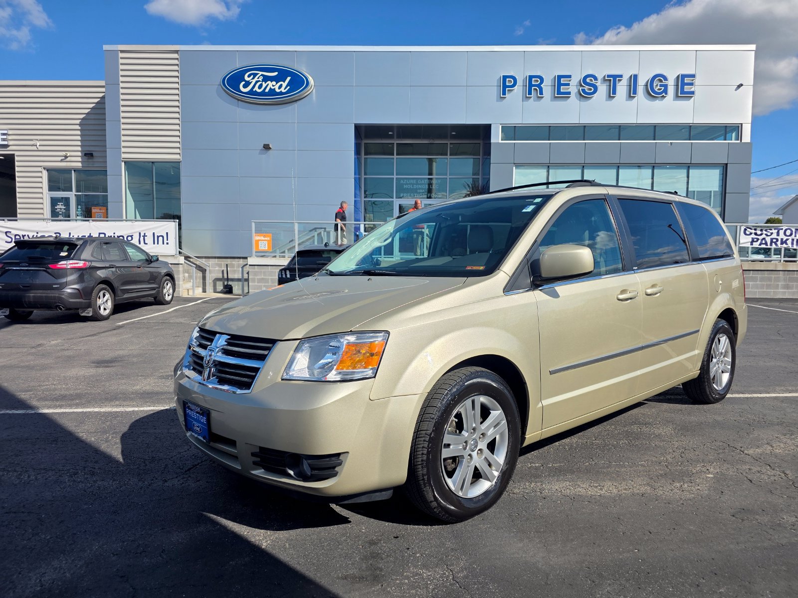 Used 2010 Dodge Grand Caravan SXT FWD image 1