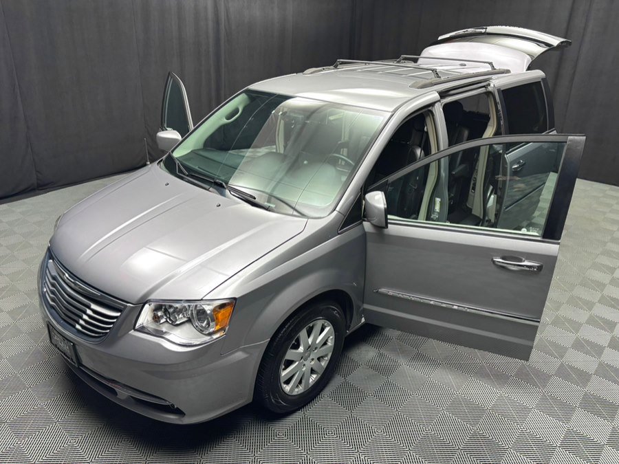 Used 2016 Chrysler Town & Country Touring w/ Driver Convenience Group image 18
