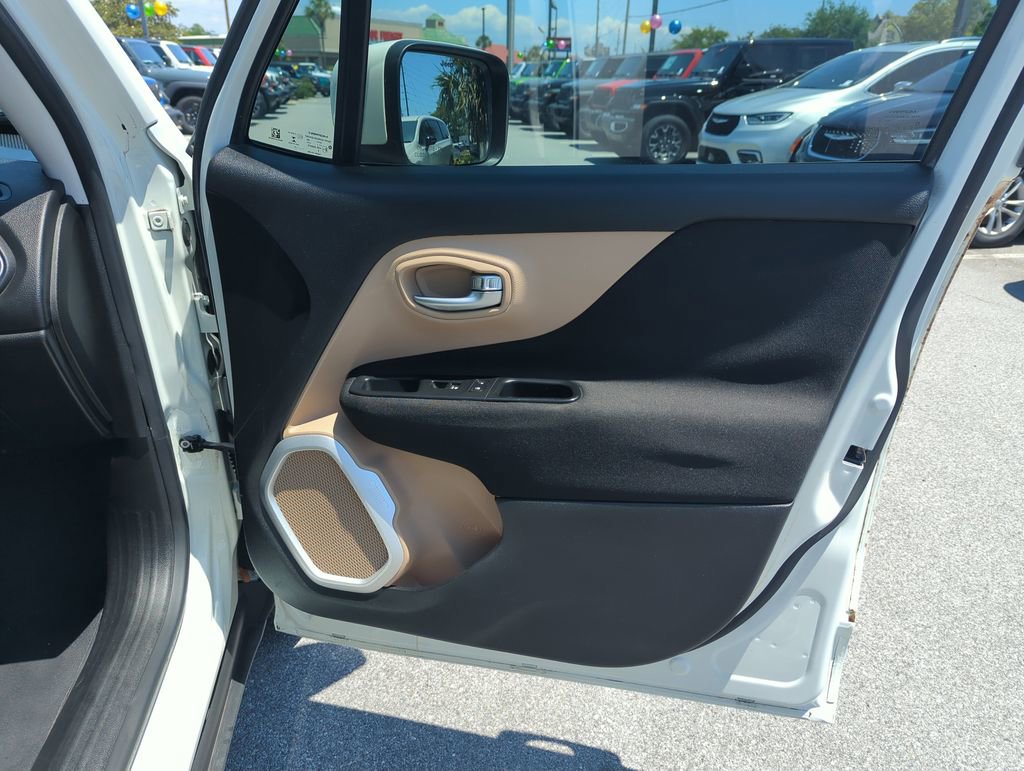 Used 2015 Jeep Renegade Latitude FWD image 31