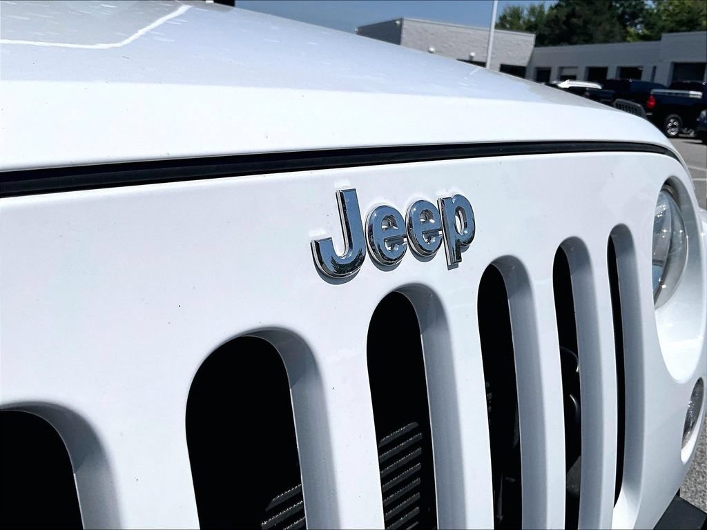 Used 2015 Jeep Wrangler Unlimited Sahara w/ Connectivity Group AWD/4WD image 9