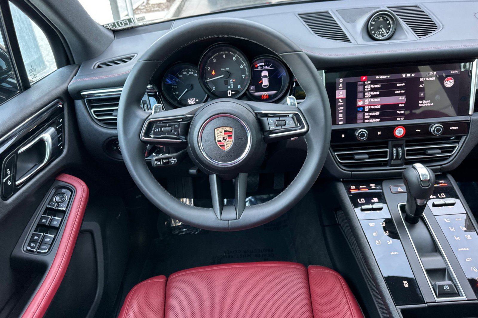 Used 2025 Porsche Macan image 14