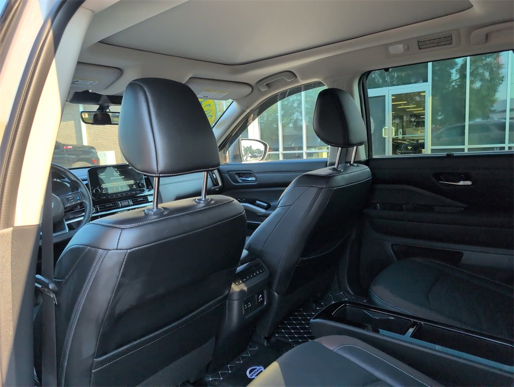 Used 2024 Nissan Pathfinder Platinum image 28