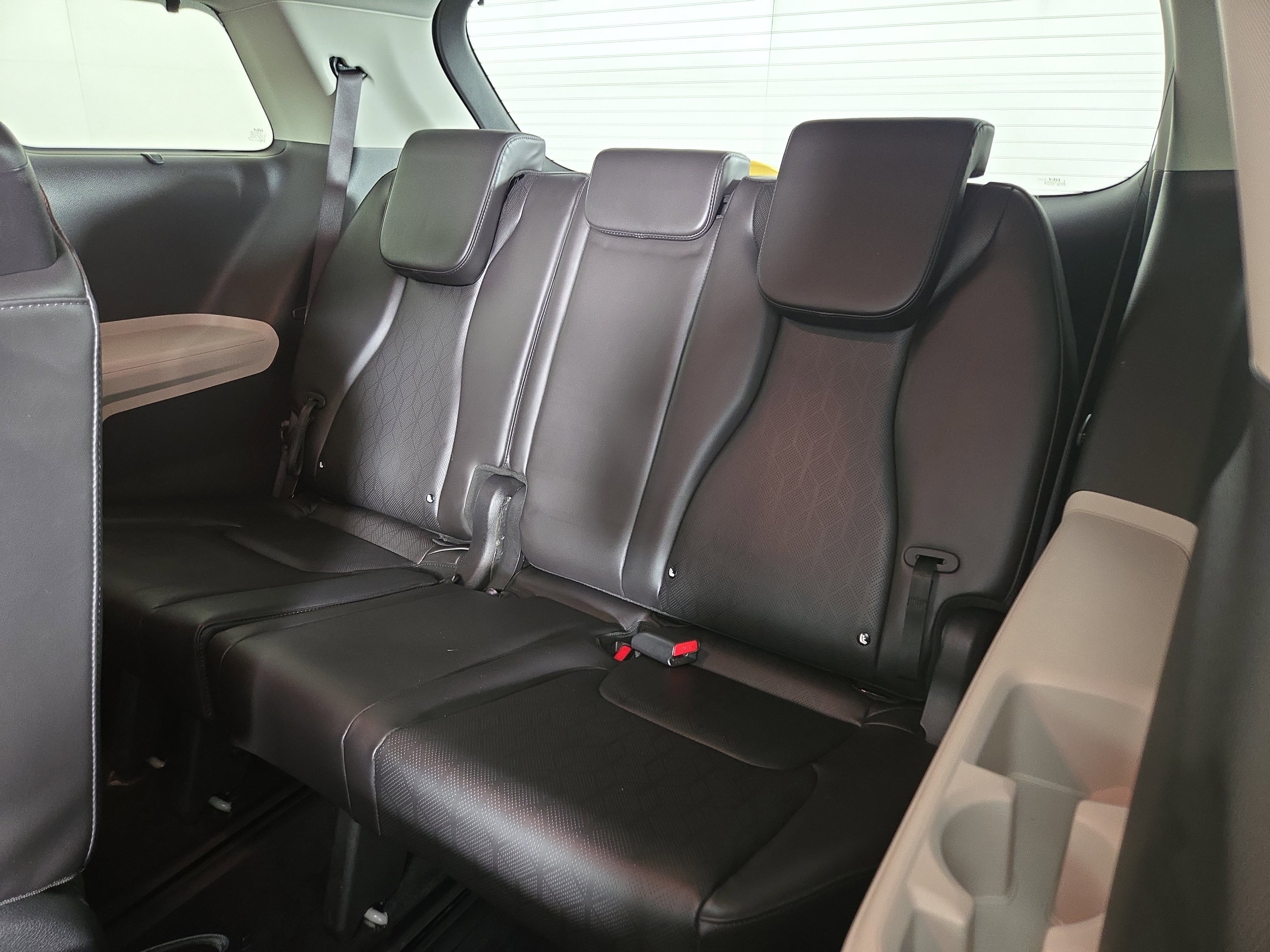 Used 2024 Kia Carnival EX image 14