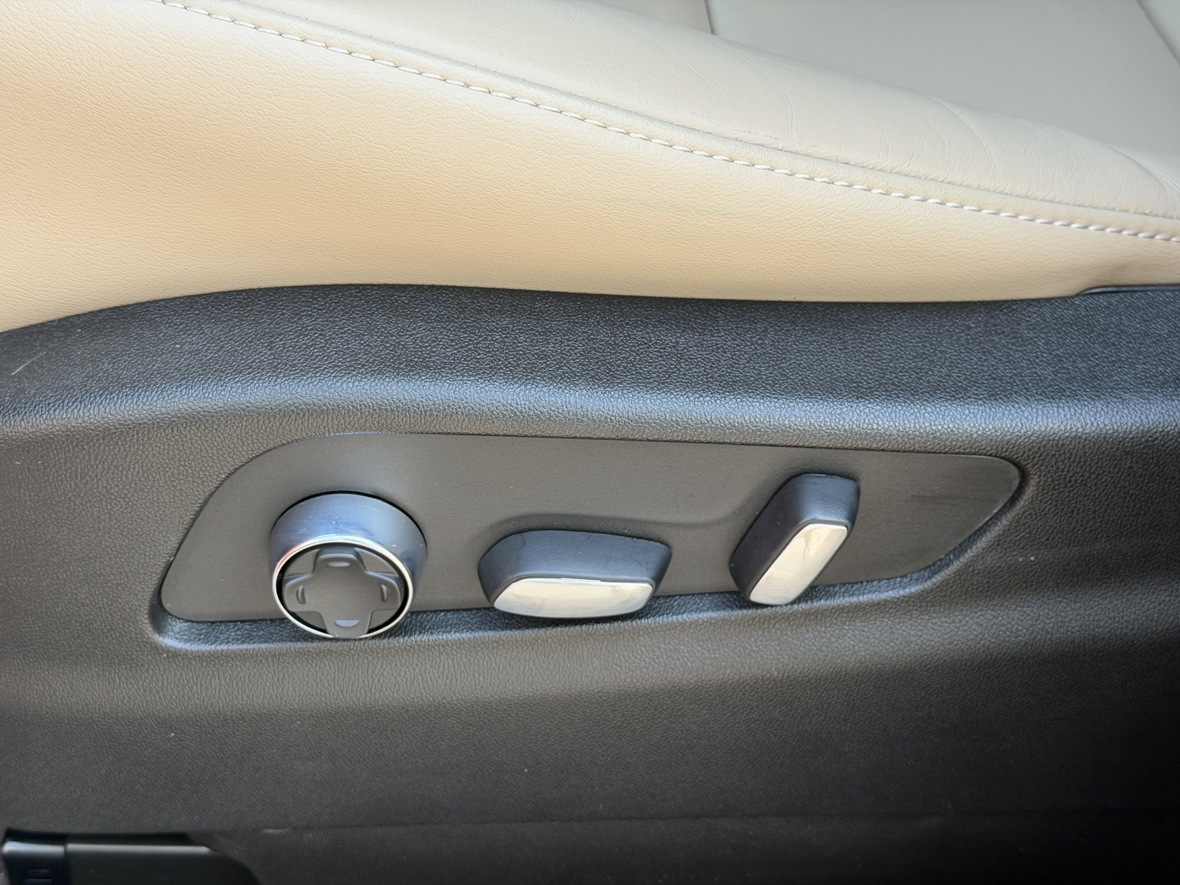 Used 2024 Cadillac XT4 Premium Luxury w/ Cold Weather Package FWD image 19