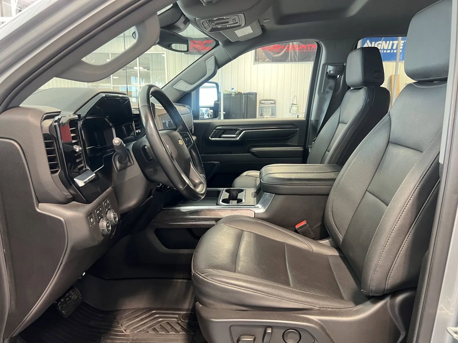 Used 2024 Chevrolet Silverado 2500 LTZ AWD/4WD image 11