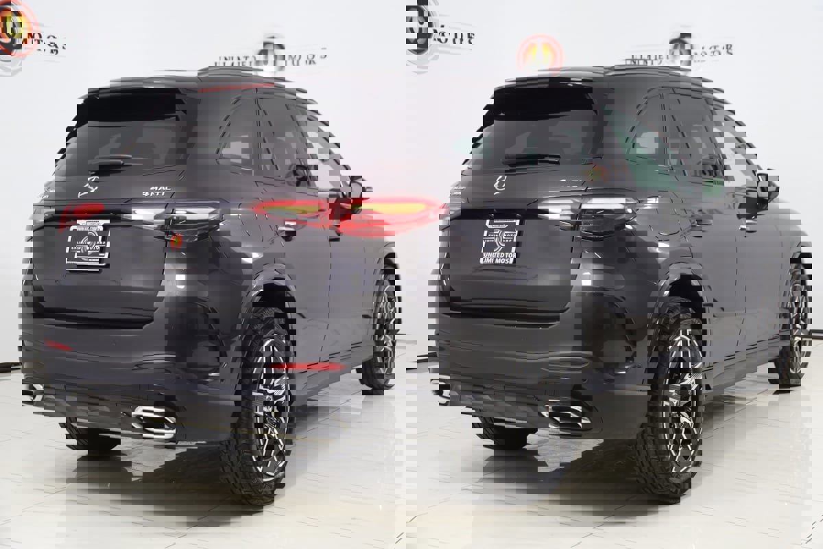 Used 2025 Mercedes-Benz GLC 300 4MATIC SUV image 3