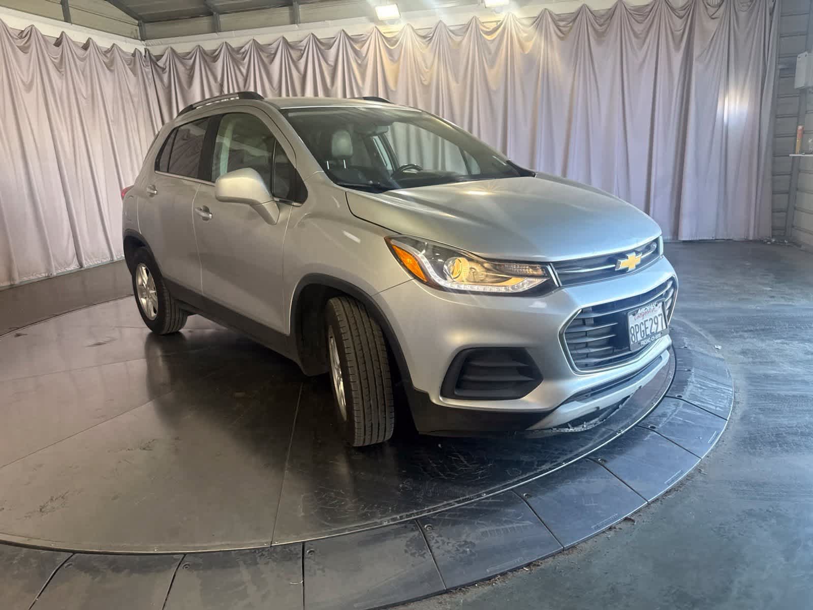 Used 2019 Chevrolet Trax LT w/ LT Convenience Package FWD image 2