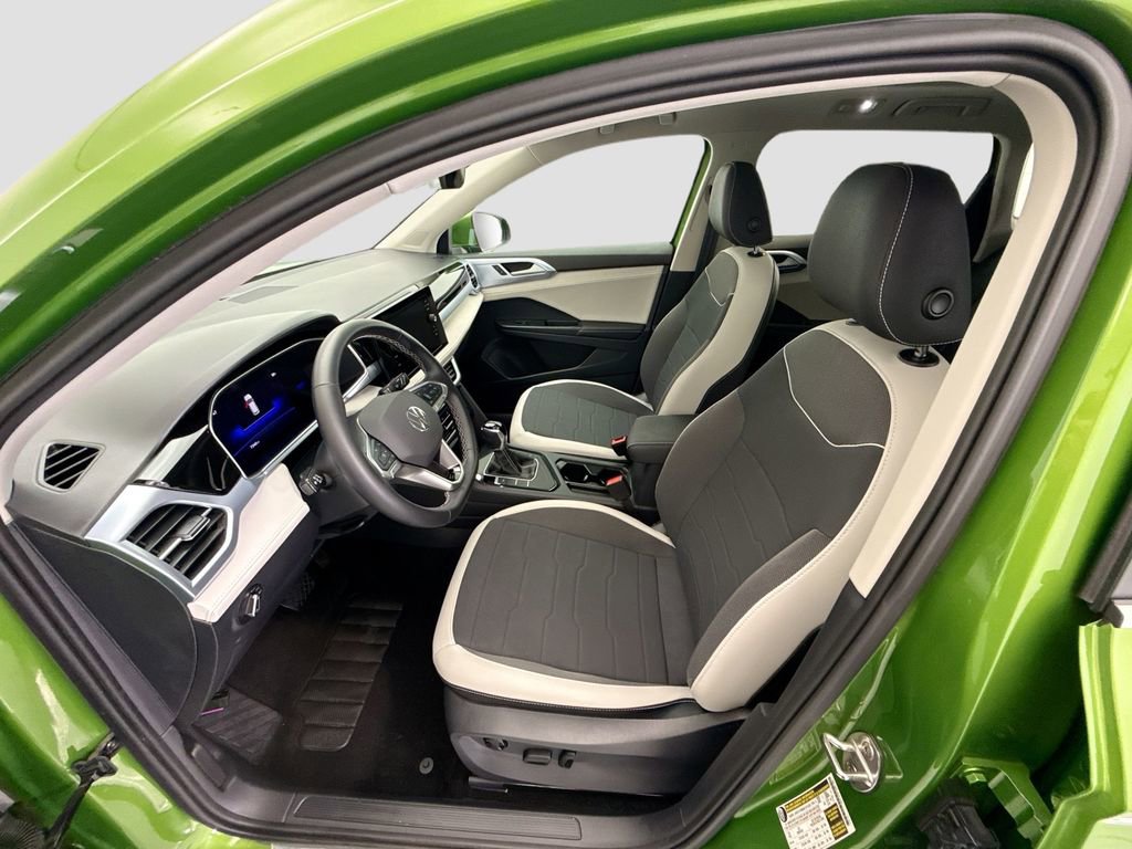 Used 2025 Volkswagen Taos SE w/ Panoramic Sunroof Package image 17
