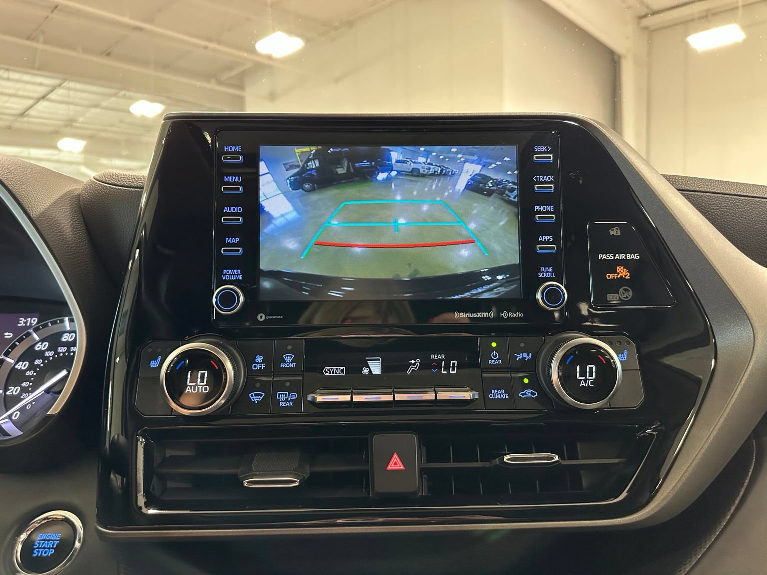 Used 2022 Toyota Highlander XLE FWD image 30