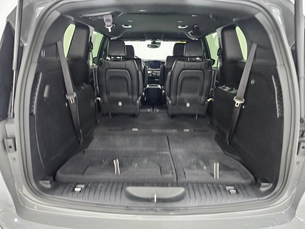 Used 2025 Chrysler Pacifica Select FWD image 17