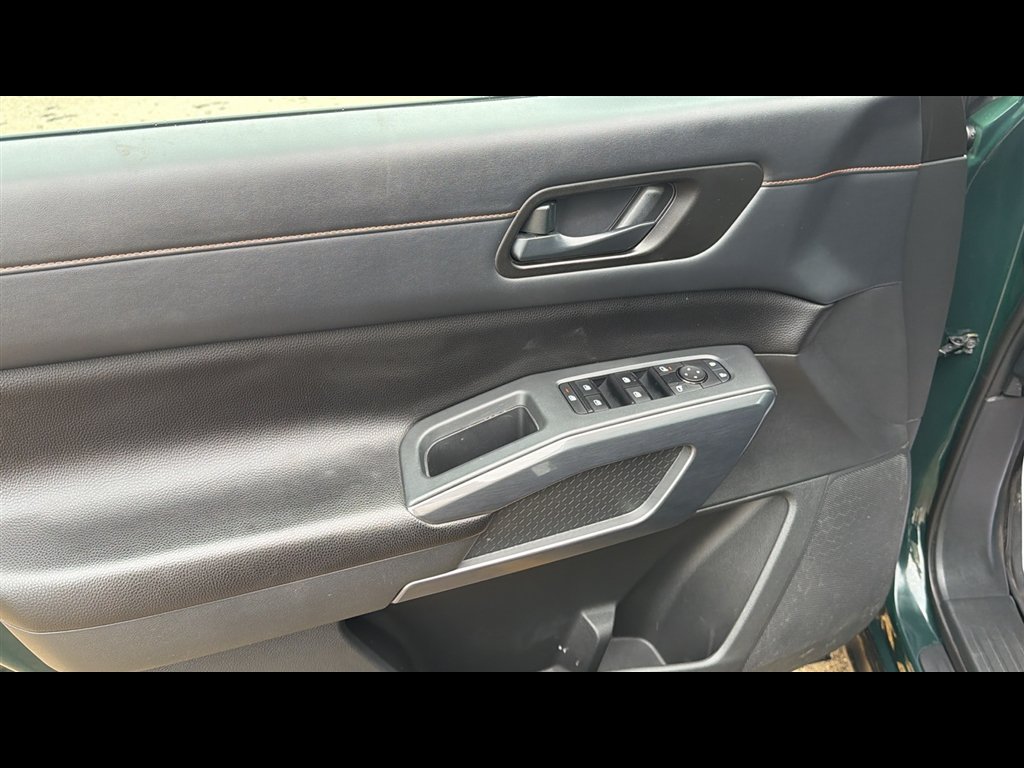 Used 2023 Nissan Pathfinder SV AWD/4WD image 7
