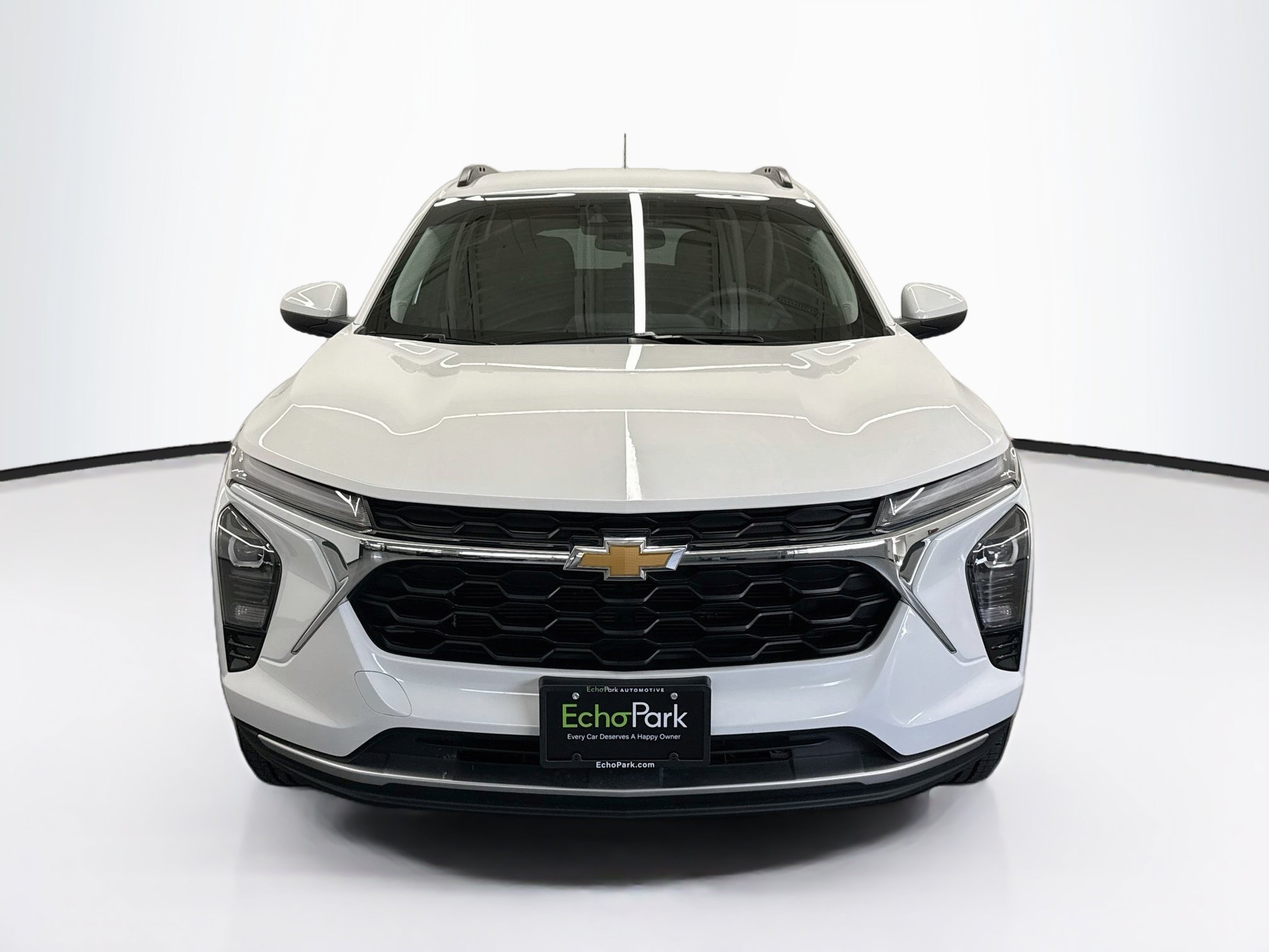 Used 2024 Chevrolet Trax LT FWD image 2