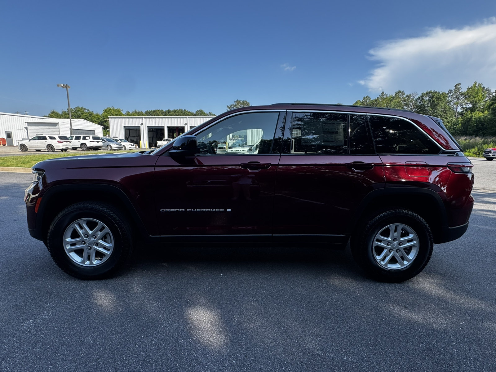 Used 2025 Jeep Grand Cherokee Laredo RWD image 8