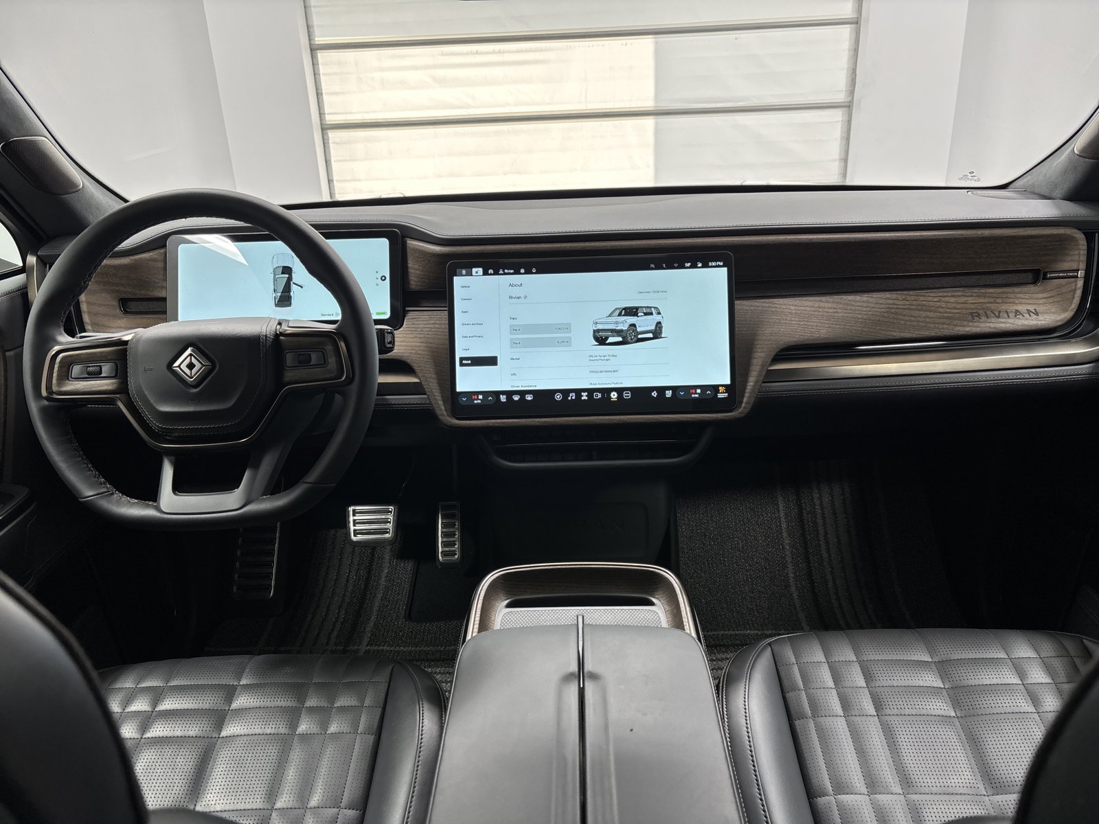 Used 2025 Rivian R1S Premium image 27