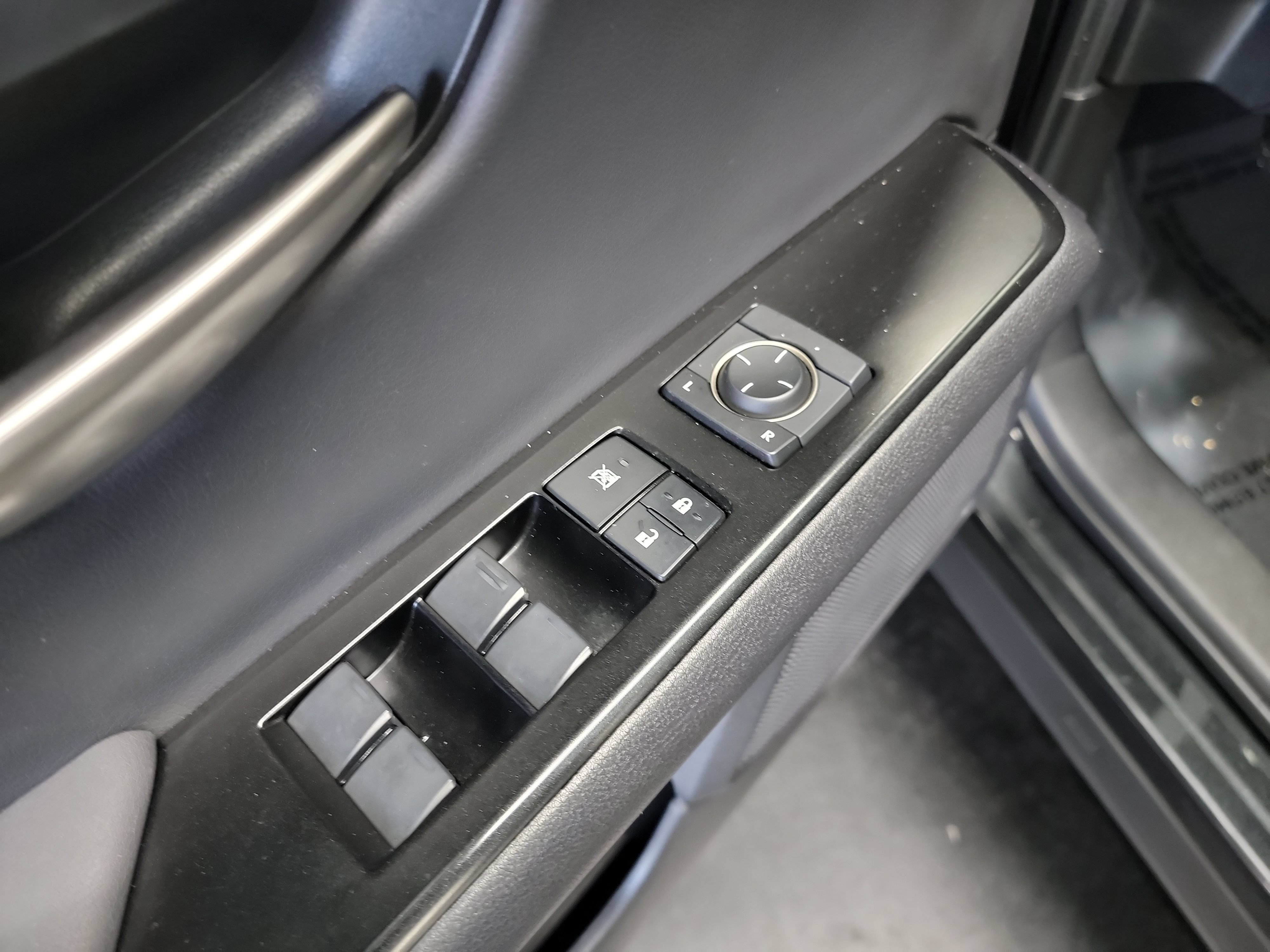 Used 2022 Lexus UX 200 w/ Premium Package FWD image 14