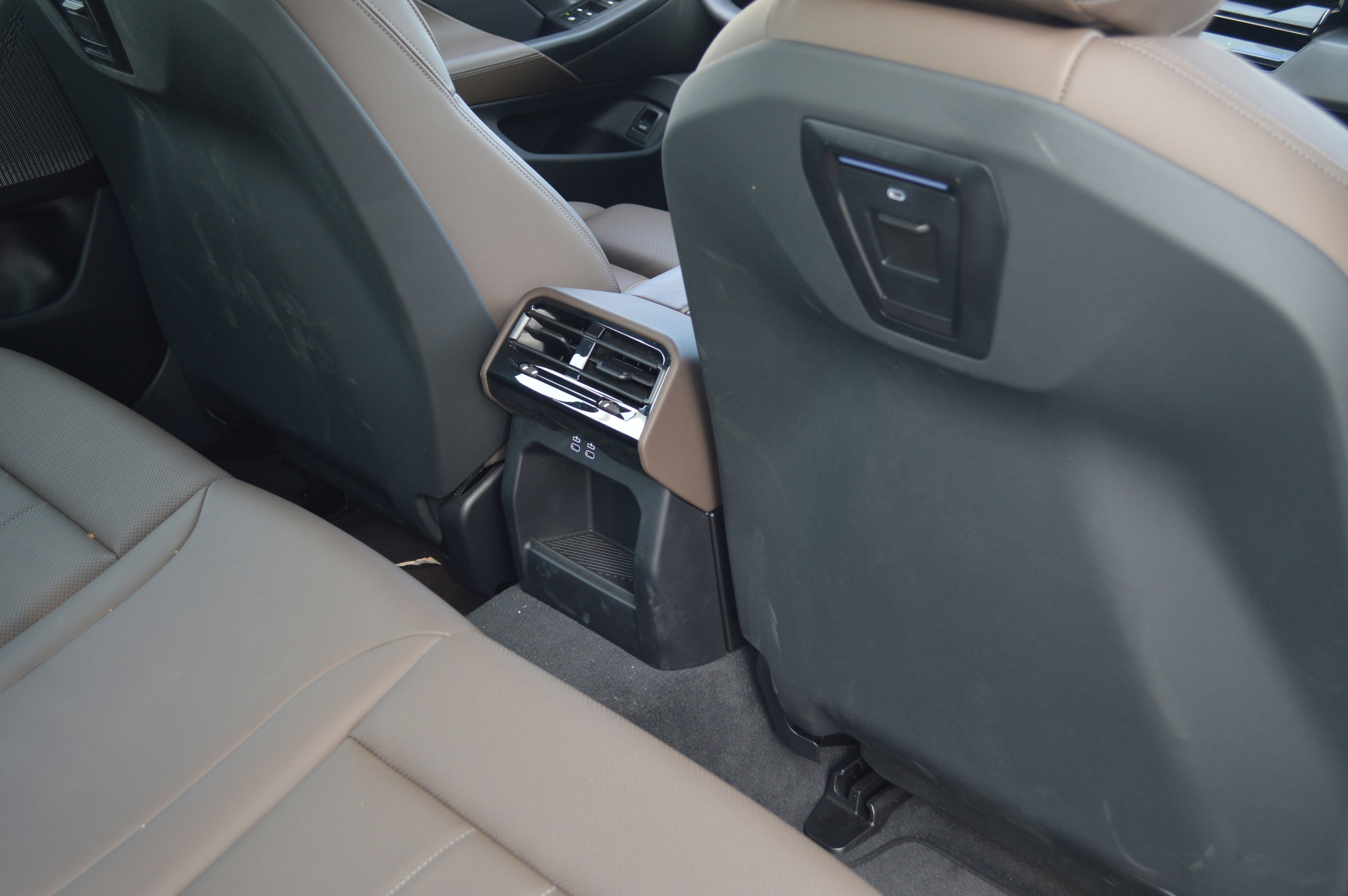 Used 2025 BMW 530i xDrive w/ Premium Package image 33