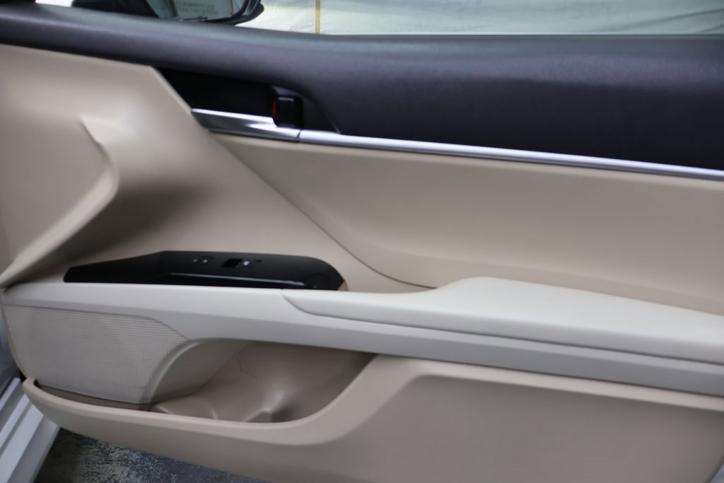Used 2018 Toyota Camry LE image 11