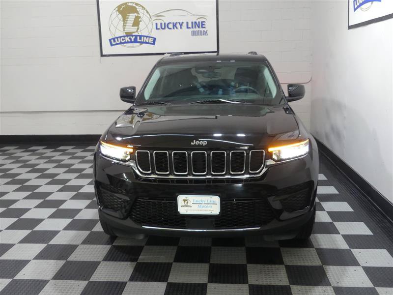 Used 2023 Jeep Grand Cherokee Laredo w/ Luxury Tech Group I AWD/4WD image 3