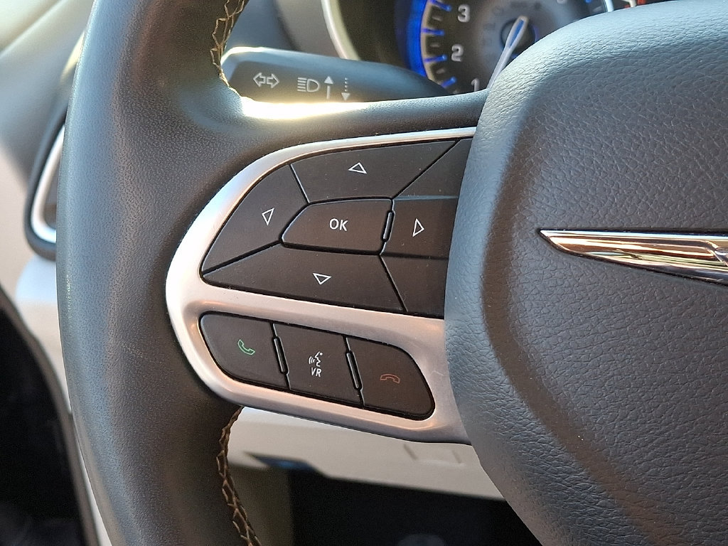 Used 2024 Chrysler Pacifica Touring-L FWD image 22
