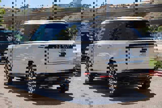 New 2024 Land Rover Range Rover SV image 8