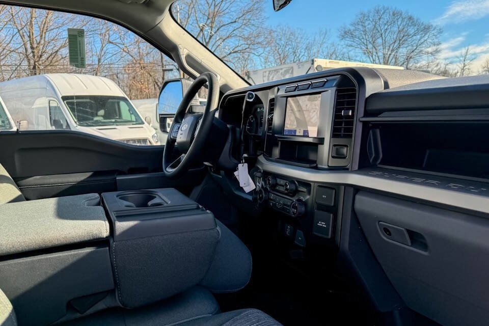Used 2024 Ford F350 XLT AWD/4WD image 13