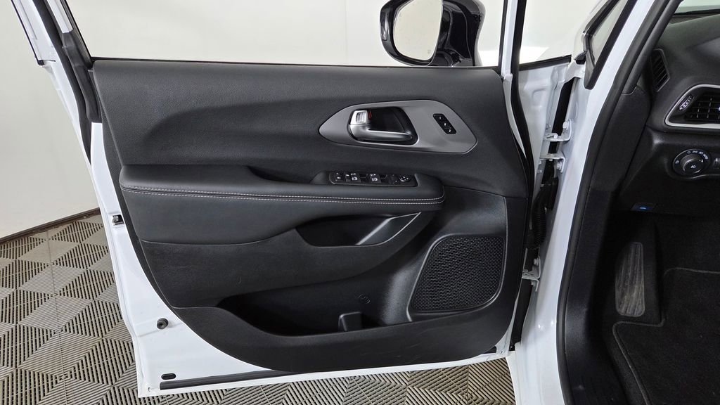 Used 2025 Chrysler Pacifica Select image 14