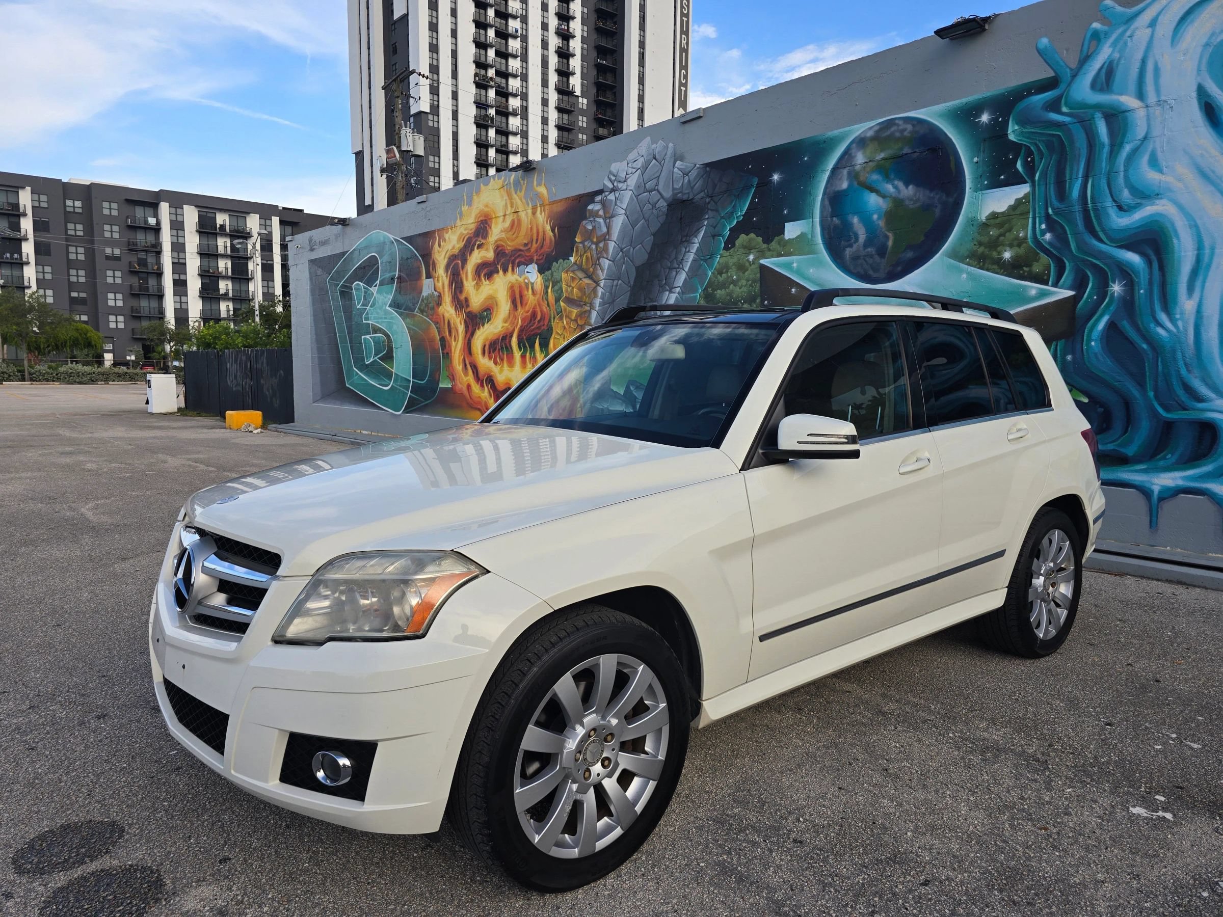 Used 2011 Mercedes-Benz GLK 350 4MATIC image 1
