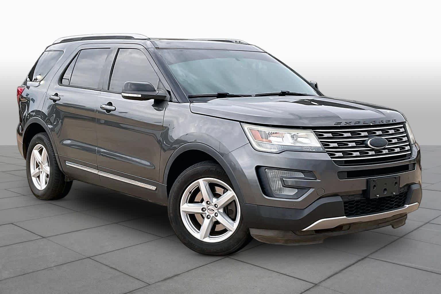 Used 2016 Ford Explorer XLT w/ Equipment Group 202A AWD/4WD image 3