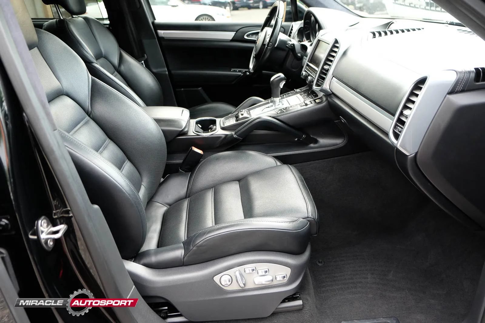 Used 2014 Porsche Cayenne Turbo AWD/4WD image 27