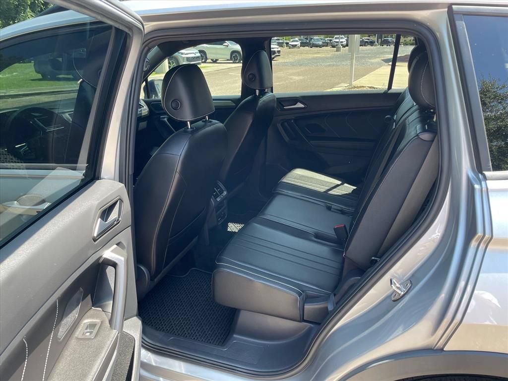 Used 2023 Volkswagen Tiguan SE R-Line FWD image 6