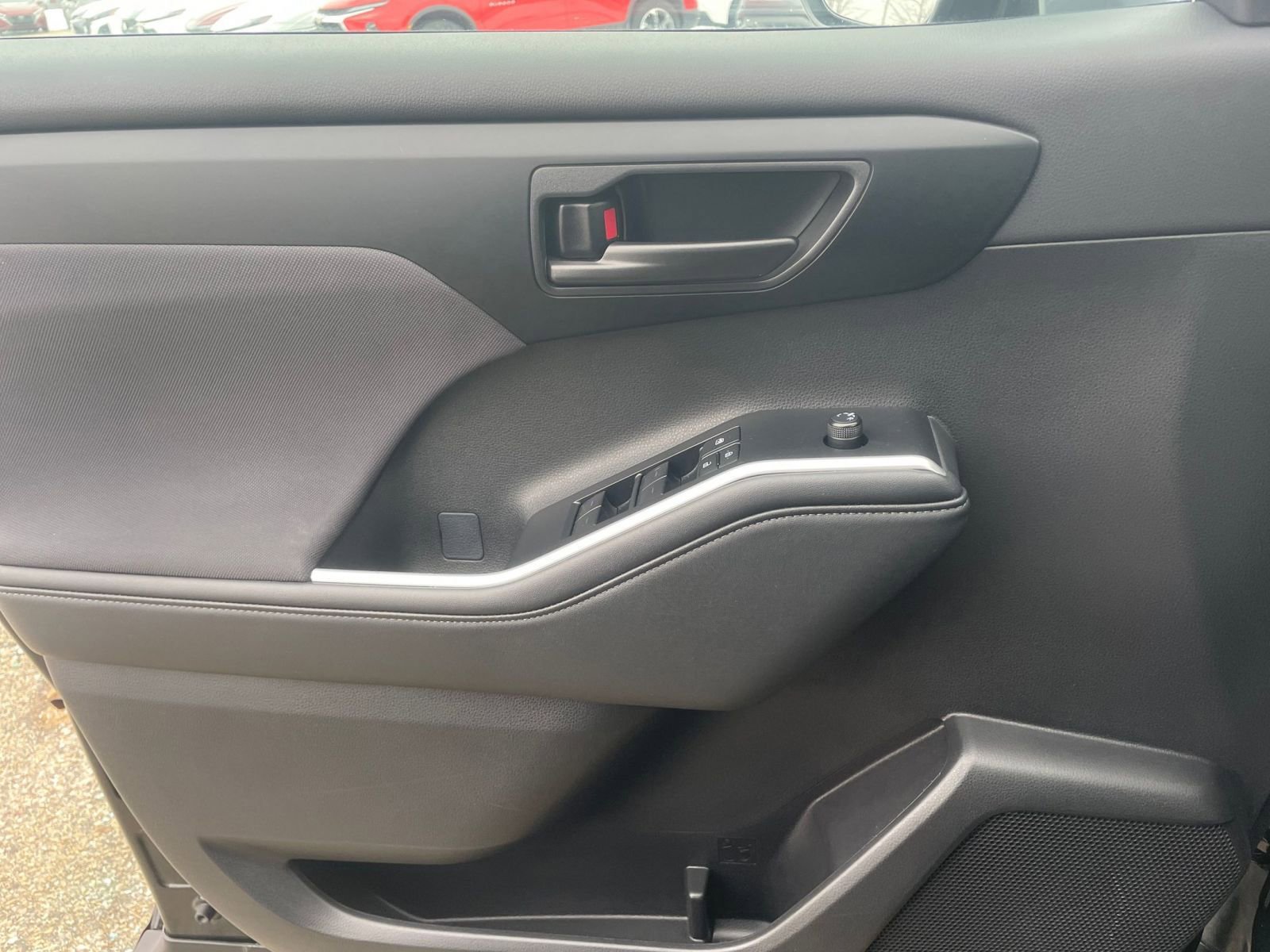 Used 2025 Toyota Highlander LE image 18