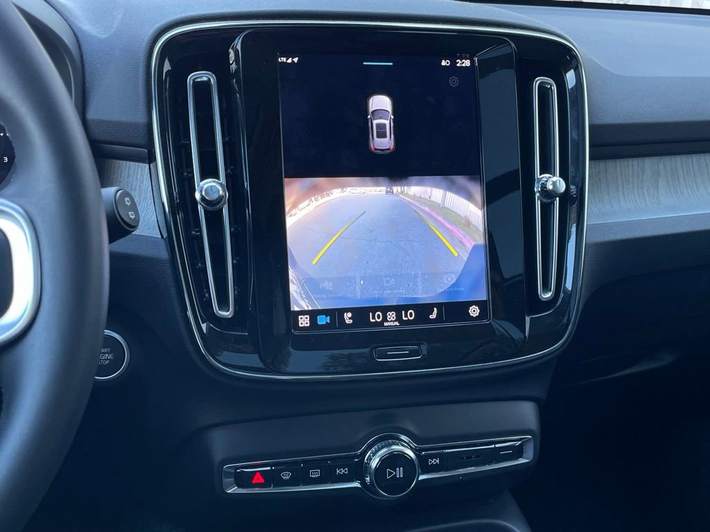 Used 2025 Volvo XC40 B5 Core image 17